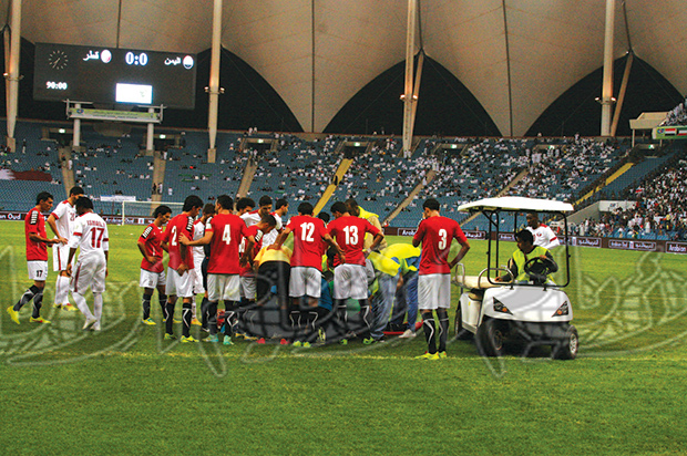 جانب من اصابة بقشان وهو ملقى على أرض الملعب جانب من اصابة بقشان وهو ملقى على أرض الملعب