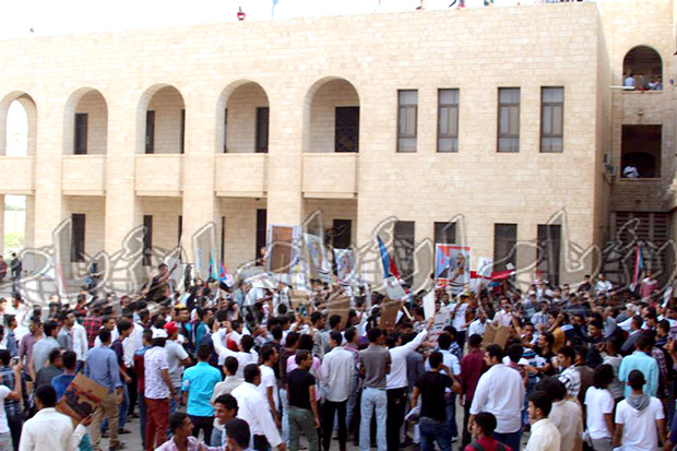 كلية الاقتصاد بعدن وقفة احتجاجية للتنديد بجريمتي القتل كلية الاقتصاد بعدن وقفة احتجاجية للتنديد بجريمتي القتل