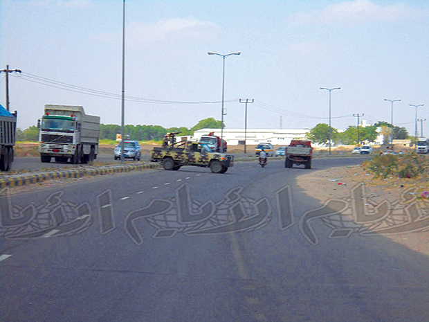 أطقم أمنية في الخط العام بعد فتح الطريق أطقم أمنية في الخط العام بعد فتح الطريق