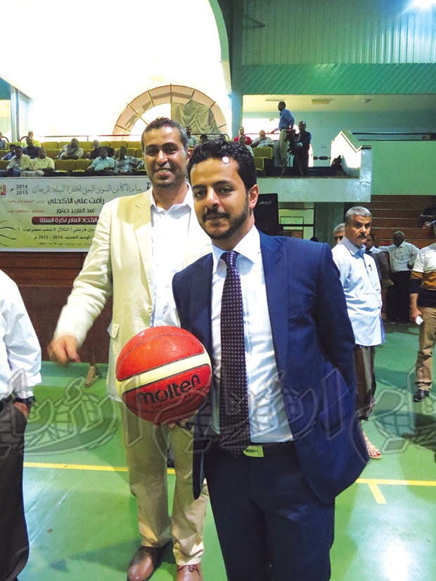 وزير الشباب والرياضة يبدا اللقاء برمي كرة البداية وزير الشباب والرياضة يبدا اللقاء برمي كرة البداية