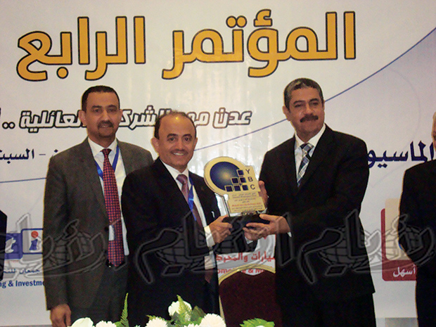 رئيس الوزراء يسلم رشاد هائل جائزة رئيس الوزراء يسلم رشاد هائل جائزة