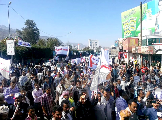 تظاهرة مناوئة لتواجد المسلحين في تعز تظاهرة مناوئة لتواجد المسلحين في تعز