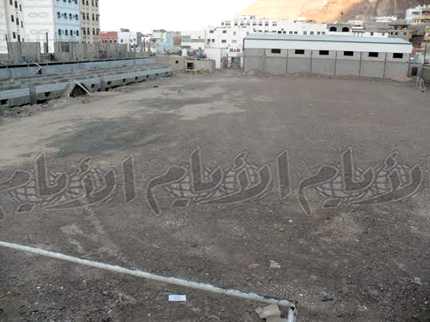 ملعب نادي الروضة الذي توقفت فيه الأعمال منذ سنوات من قبل المقاول ملعب نادي الروضة الذي توقفت فيه الأعمال منذ سنوات من قبل المقاول