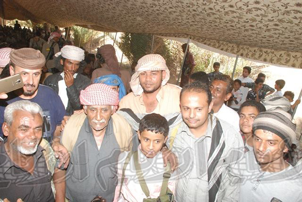 الطفل البطاطي ووالده يلف ذراعه عليه فرحاً بسلامة العودة لأسرته الطفل البطاطي ووالده يلف ذراعه عليه فرحاً بسلامة العودة لأسرته