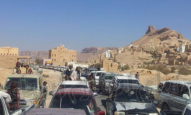 صورة من موكب الوفود والمستقبلين صورة من موكب الوفود والمستقبلين