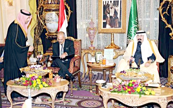التوقيع على المبادرة الخليجية التوقيع على المبادرة الخليجية