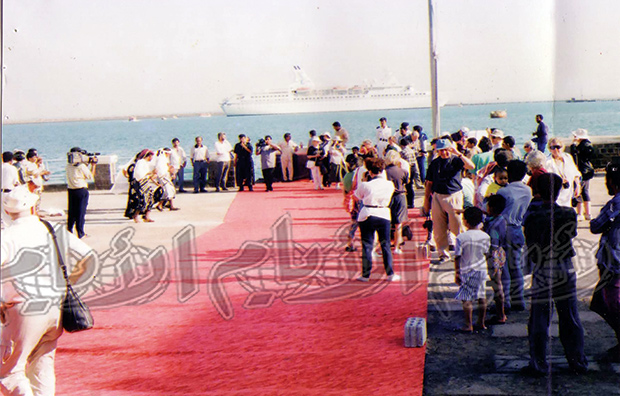 وفودغفيرة من السياح في ميناء عدن وفودغفيرة من السياح في ميناء عدن