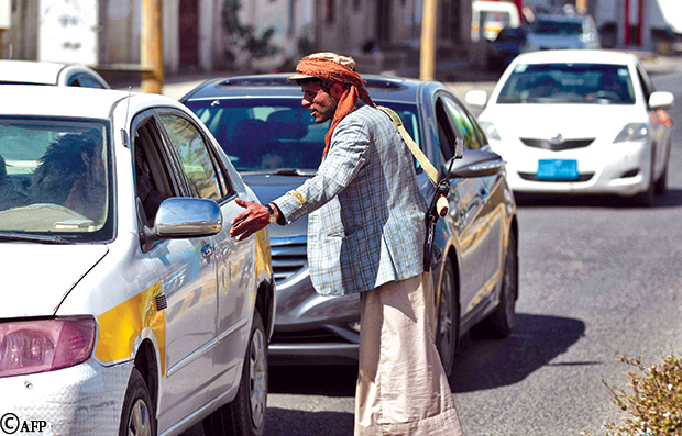 مسلح حوثي في نقطة تفتيش بصنعاء يوم الخميس مسلح حوثي في نقطة تفتيش بصنعاء يوم الخميس