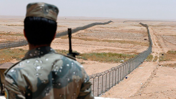 جندي سعودي ينظر إلى السياج الفاصل بين السعودية واليمن جندي سعودي ينظر إلى السياج الفاصل بين السعودية واليمن