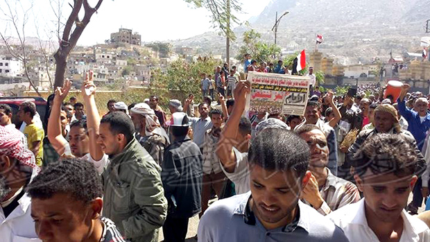 أبناء تعز يخرجون احتجاجا على أحداث دار الرئاسة بصنعاء أبناء تعز يخرجون احتجاجا على أحداث دار الرئاسة بصنعاء