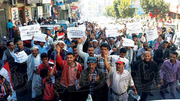 متظاهرون يحملون اللافتات المناهضة للحوثيين بتعز أمس متظاهرون يحملون اللافتات المناهضة للحوثيين بتعز أمس
