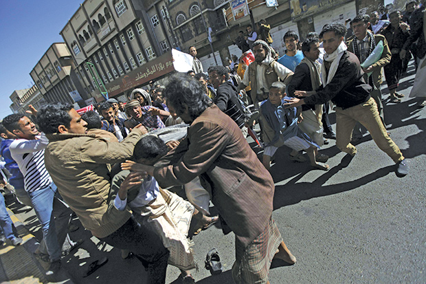 أشتباكات بين المتظاهرين ومليشيات الحوثي صنعاء أشتباكات بين المتظاهرين ومليشيات الحوثي صنعاء