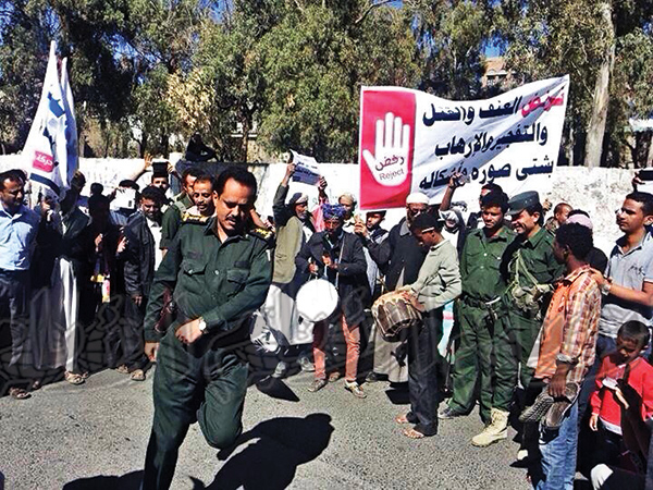 مدير امن الضهار يشارك المحتجين البرع مدير امن الضهار يشارك المحتجين البرع 