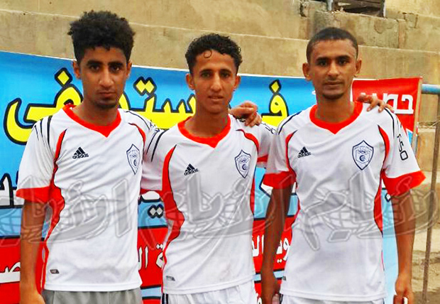 علي حفيظ مع زملائه في فريق الهلال الساحلي سامر حسن وحمودي الشيبه علي حفيظ مع زملائه في فريق الهلال الساحلي سامر حسن وحمودي الشيبه