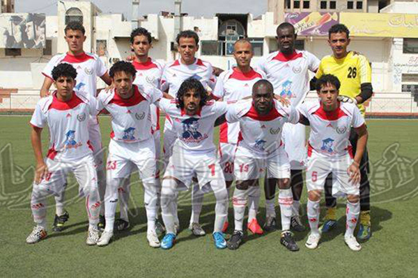 بن عزون الثالث من اليمين جلوسا ً مع أهلي صنعاء بن عزون الثالث من اليمين جلوسا ً مع أهلي صنعاء