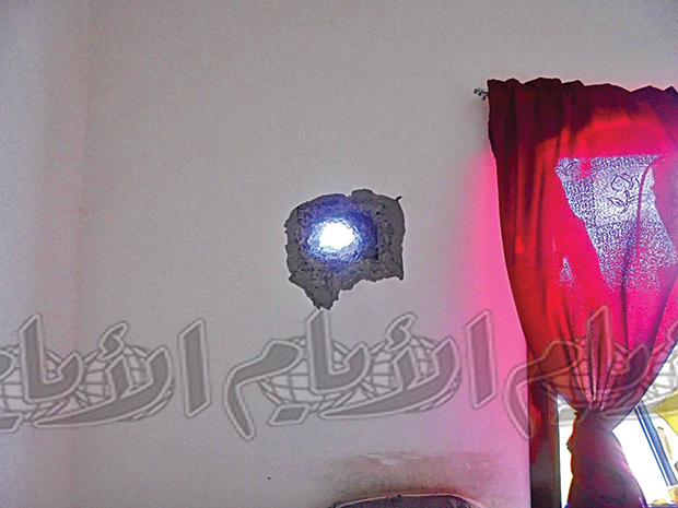 فتحة بجدار منزل أحدثتها قذيفة صاروخية فتحة بجدار منزل أحدثتها قذيفة صاروخية