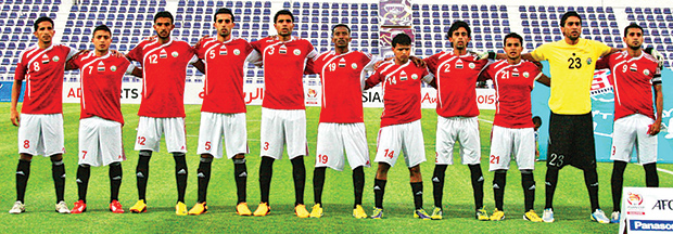 الكابتن ناطق حزام الرابع من اليسار مع المنتخب الوطني