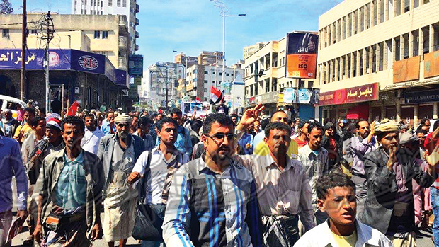 انطلقت المسيرة من شارع جمالا عبدالناصر مرورا ببعض الشوارع وصولا إلى أمام مبنى المحافظة انطلقت المسيرة من شارع جمالا عبدالناصر مرورا ببعض الشوارع وصولا إلى أمام مبنى المحافظة