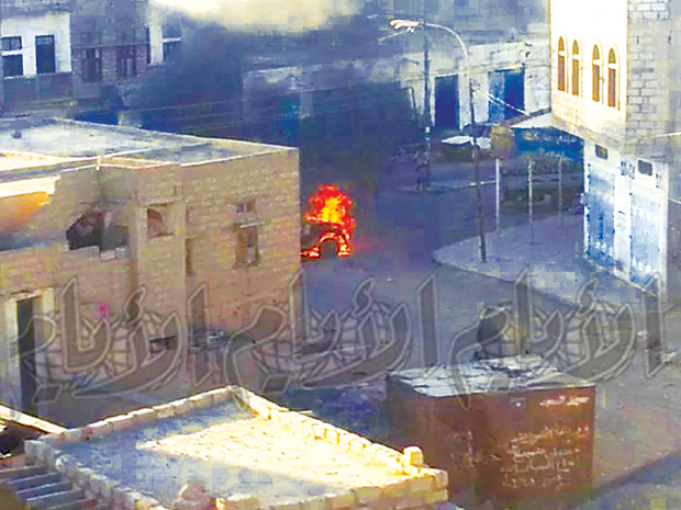 عربة عسكرية تحترق بعد استهدافها بعبوة عربة عسكرية تحترق بعد استهدافها بعبوة