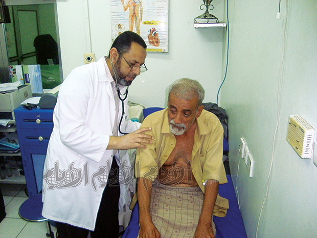 طبيب يعاين احد المرضى طبيب يعاين احد المرضى