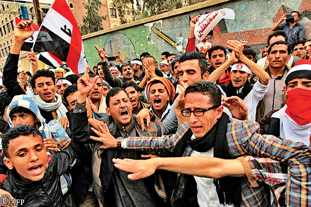 متظاهرون مؤيدون للرئيس هادي بصنعاء أمس متظاهرون مؤيدون للرئيس هادي بصنعاء أمس