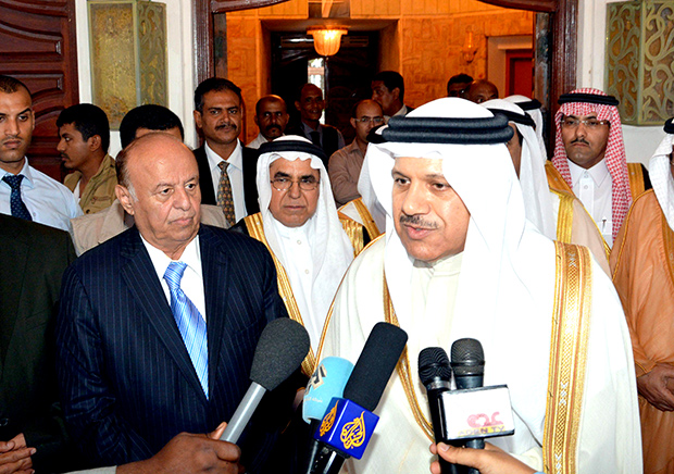 الرئيس هادي والزياني خلال مؤتمر صحفي بعدن أمس الرئيس هادي والزياني خلال مؤتمر صحفي بعدن أمس