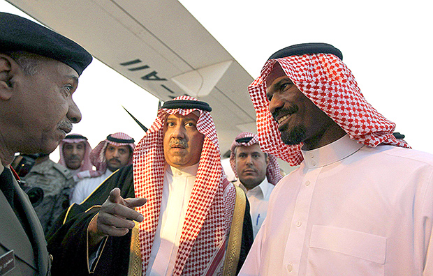 الخالدي يصافح منصور التركي المتحدث باسم وزارة الداخلية في السعودية ويتوسطهما الأمير عبدالعزيز بن عبدالله نائب وزير الخارجية في المملكة الخالدي يصافح منصور التركي المتحدث باسم وزارة الداخلية في السعودية ويتوسطهما الأمير عبدالعزيز بن عبدالله نائب وزير الخارجية في المملكة