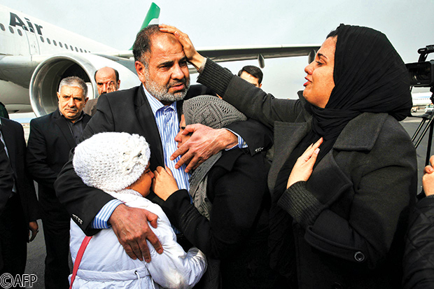 الدبلوماسي الإيراني نور أحمد نيكبخت مع أسرته بعد إطلاق سراحه الدبلوماسي الإيراني نور أحمد نيكبخت مع أسرته بعد إطلاق سراحه