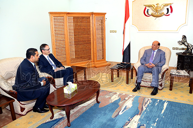 الرئيس أثناء اجتماعه مع السفير الهولندي الرئيس أثناء اجتماعه مع السفير الهولندي
