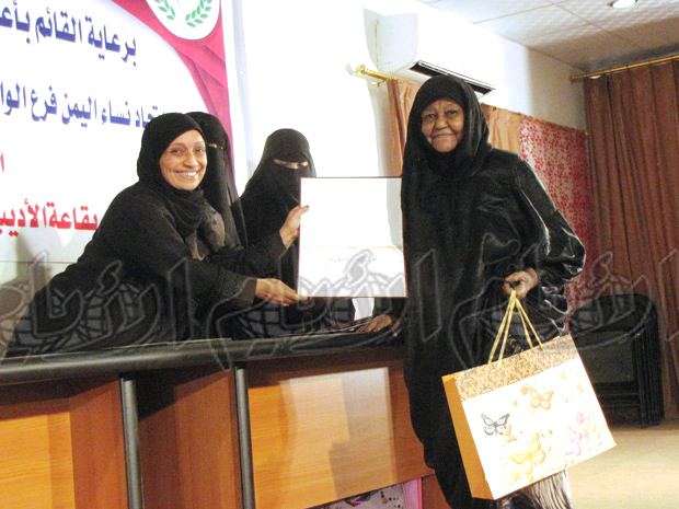 مشهد من التكريم مشهد من التكريم