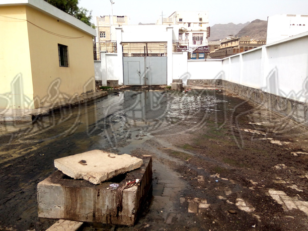 طفح مياه الصرف الصحي داخل الثانوية