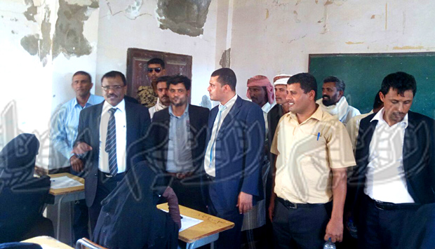 المحافظ خلال زيارته لمدرسة سيف بن ذيزن المحافظ خلال زيارته لمدرسة سيف بن ذيزن