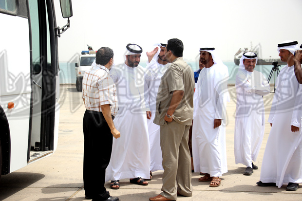 وفد من دولة الإمارات ووزير النقل مراد الحالمي والمدير التنفيذي للمؤسسة المحلية للنقل البري عبدالرحمن حسين وفد من دولة الإمارات ووزير النقل مراد الحالمي والمدير التنفيذي للمؤسسة المحلية للنقل البري عبدالرحمن حسين