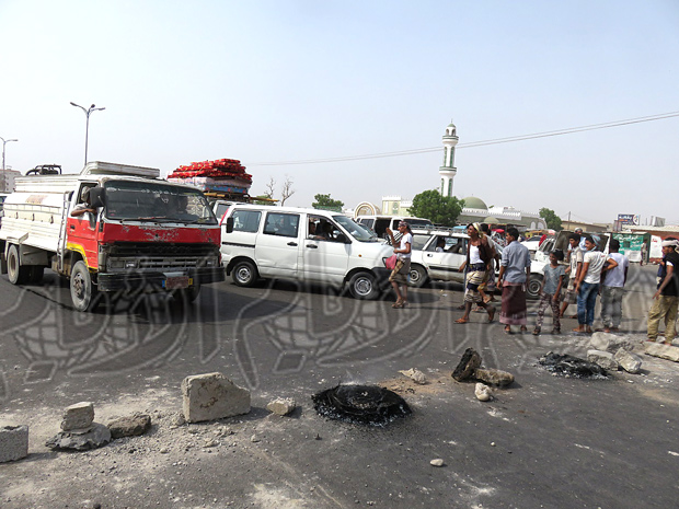 قطع الطريق الرئيسي الواصل بين لحج وعدن قطع الطريق الرئيسي الواصل بين لحج وعدن