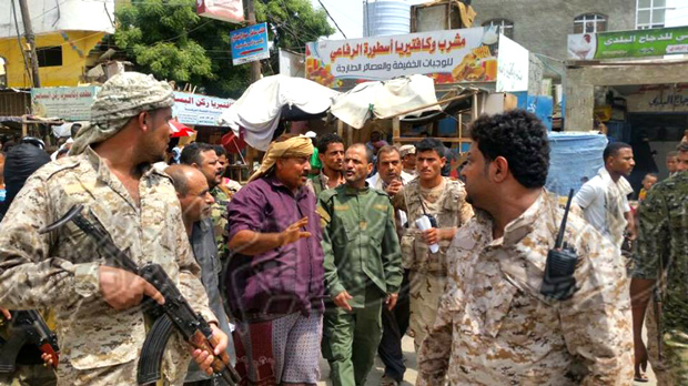 مدير أمن عدن يتجول بشوارع منطقة البساتين مدير أمن عدن يتجول بشوارع منطقة البساتين