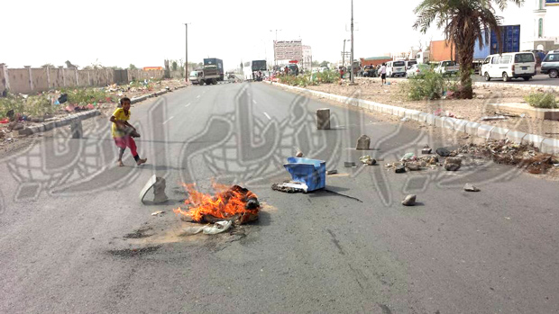 احد الاطفال يقوم برمي الاحجار في الطريق احد الاطفال يقوم برمي الاحجار في الطريق