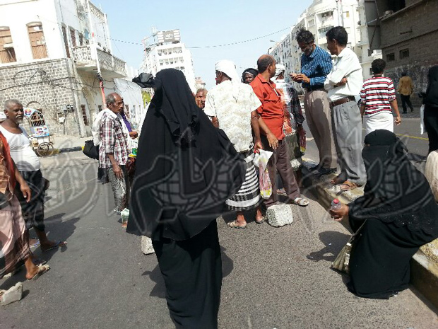 أثناء جلوسهم وسط طريق أمام مبنى المحافظة