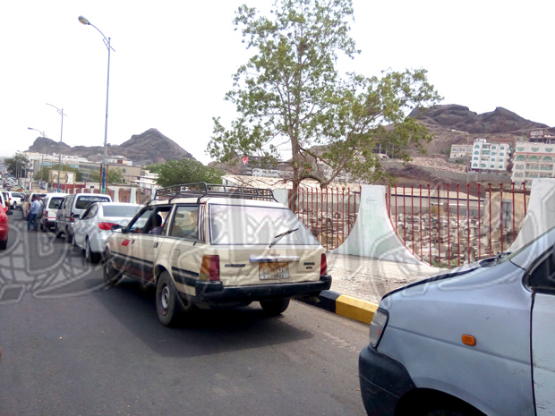 الطوابير الطويلة للسيارات تحيط بمحطات الوقود