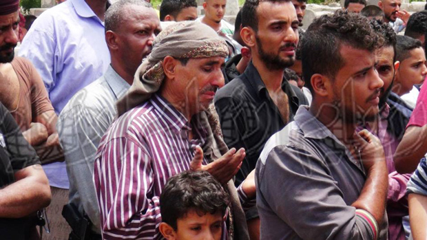 والد الفقيد عمرو يدعو له بعد دفنه والد الفقيد عمرو يدعو له بعد دفنه