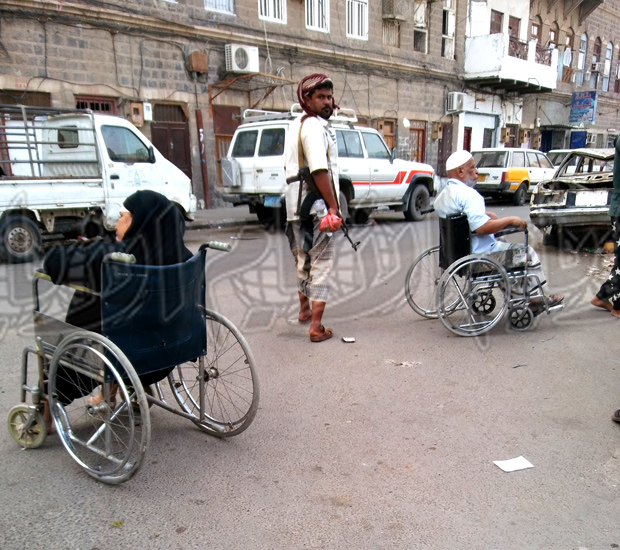 مسنين معاقين أمام مقر الصرف مسنين معاقين أمام مقر الصرف