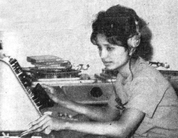 ضابطة صوت في الإذاعة
