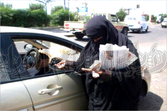 إمراه تجوب تحت حرارة الشمس بحثا عن رزقها إمراه تجوب تحت حرارة الشمس بحثا عن رزقها