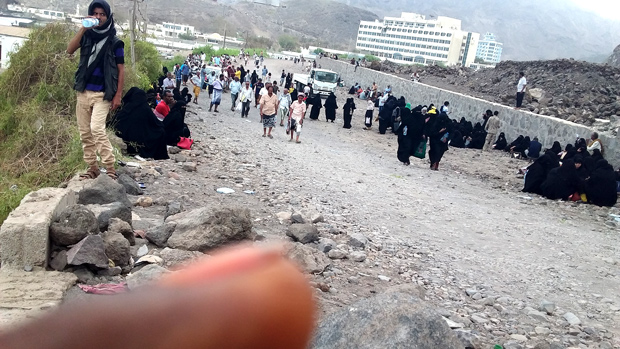 صورة طوابير اهالي الشهداء امام اللجنة بالتواهي صورة طوابير اهالي الشهداء امام اللجنة بالتواهي