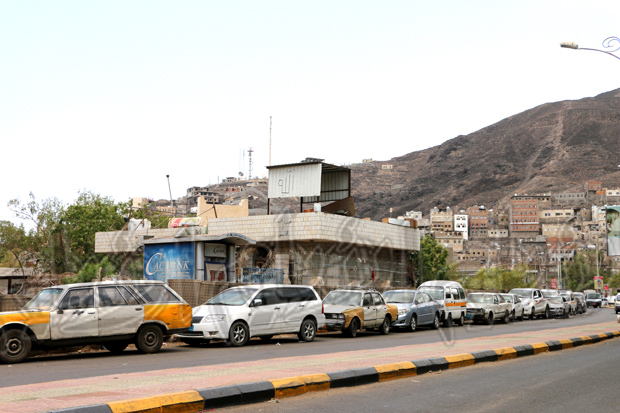 طوابير طويلة بحثا عن الوقود طوابير طويلة بحثا عن الوقود