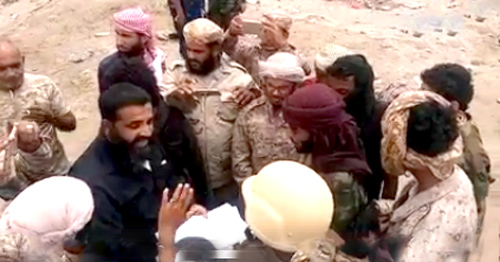 أثناء توقيع الاستلام والتسليم في جولة مصعبين أثناء توقيع الاستلام والتسليم في جولة مصعبين