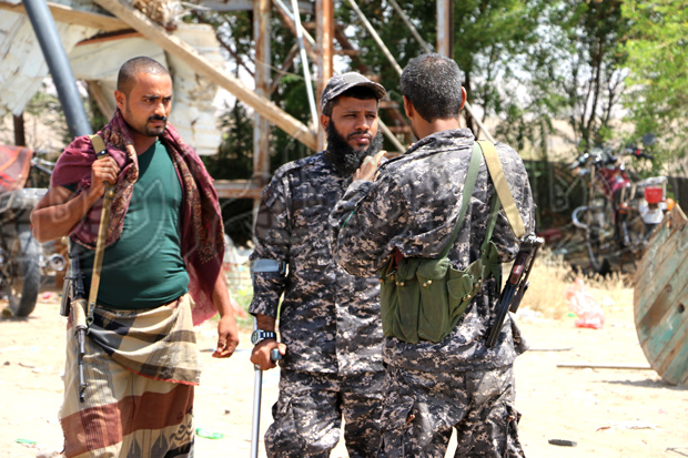 أحد أفراد العصابة الهاربين يسلم نفسه وحماية المنشآت تطارد آخر أحد أفراد العصابة الهاربين يسلم نفسه وحماية المنشآت تطارد آخر