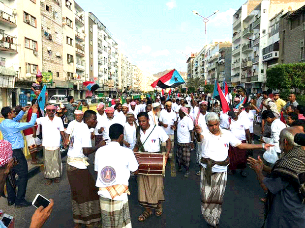 جانب من الزوامل الشعبية بالساحة جانب من الزوامل الشعبية بالساحة