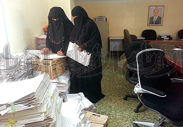 جانب من موظفات اللجنة أثناء انشغالهن في إعداد ملفات المتضرِّرين جانب من موظفات اللجنة أثناء انشغالهن في إعداد ملفات المتضرِّرين