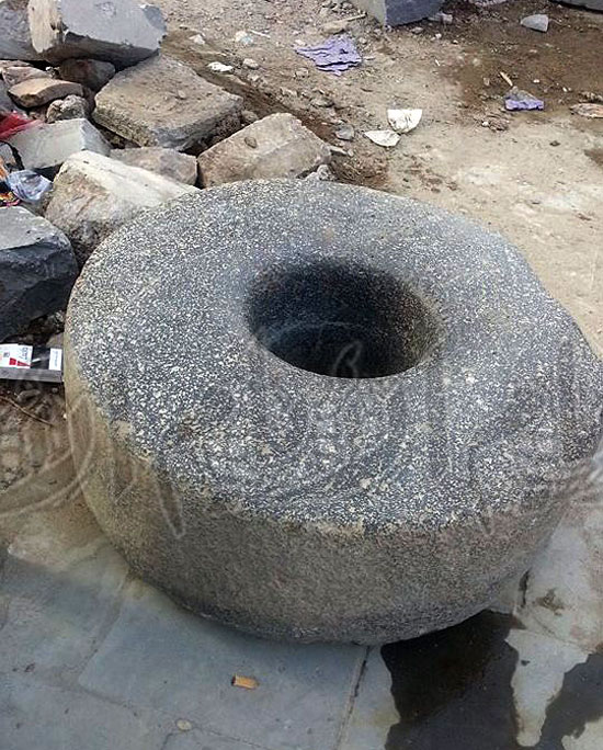 حجر كان يستخدم في معاصر الزيت بجانب الغرفة حجر كان يستخدم في معاصر الزيت بجانب الغرفة