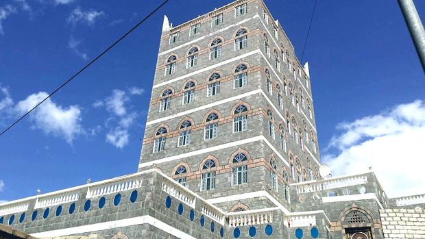تزين البنايات من الخارجِ بحزامٍ بين كلِ طابق وتشاريف تعلو أسطح الدار التي تزيد طوابقُها على ثلاثة
